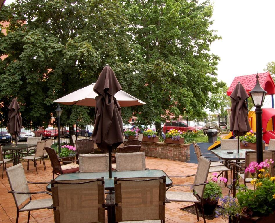 V Hotel & Suites Moncton Exterior photo